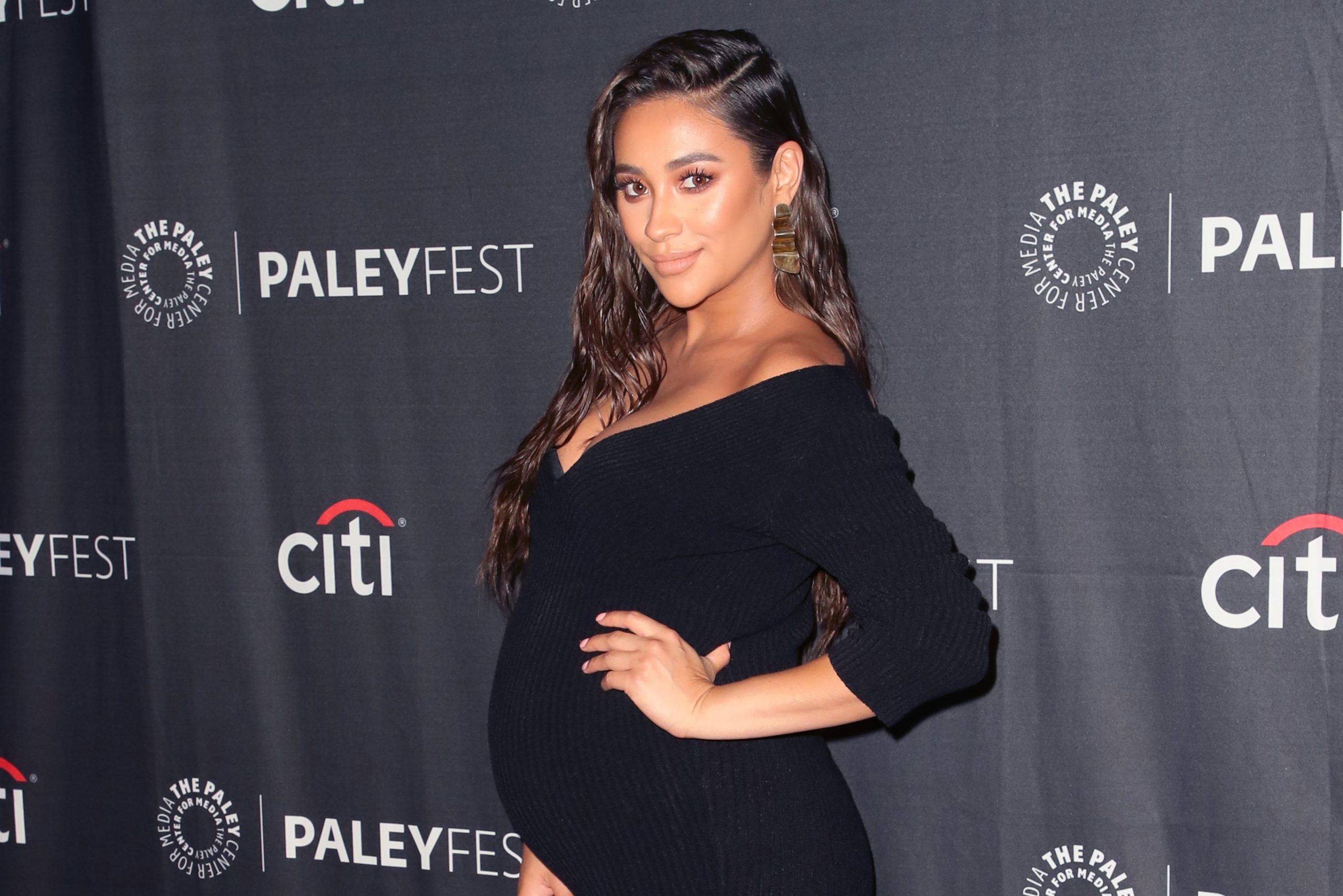 shay-mitchell-net-worth-wealth-and-annual-salary-2-rich-2-famous