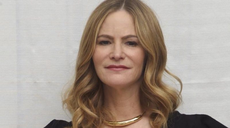 Jennifer Jason Leigh Net Worth Wealth And Annual Salary 2 Rich 2 Famous
